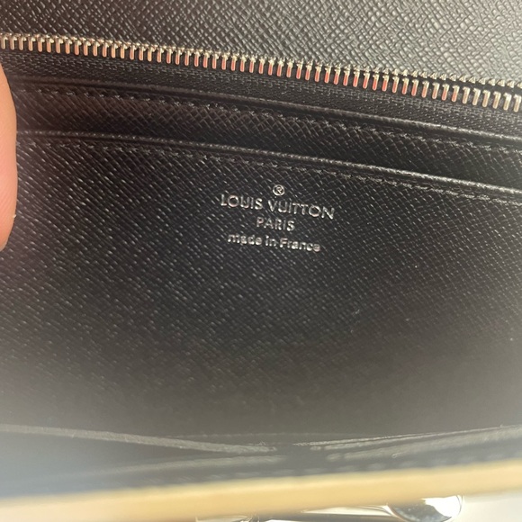 Louis Vuitton Limited Edition Epi World Tour Twist Lock Wallet NWOT - Picture 9 of 10